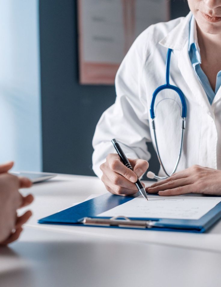 Médica em consulta com paciente — Advocacia Médica Dra. Gersiane Dias